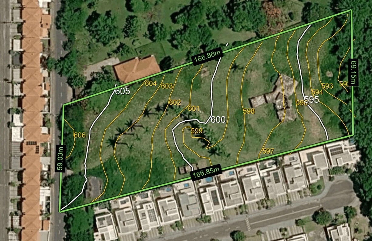 Terreno desenhado no mapa da Curvi com as curvas de nível e a área calculada
